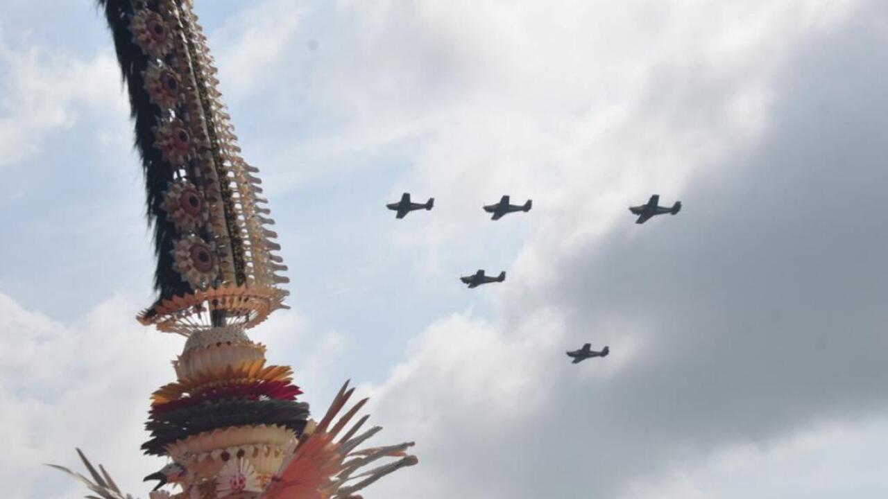 Manuver Udara Rajawali Laut Flight Pukau MNEK 2025, Cek Aksinya Kerennya!