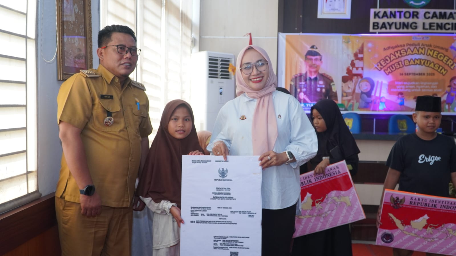 Jalankan Program Anak Umang, Kejari Muba Serahkan Administrasi Kependudukan Anak di Kecamatan Bayung Lencir