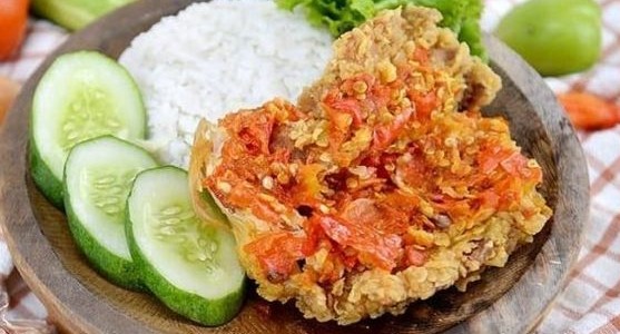 Ayam Geprek Viral di Palembang, Harga Cuma 10 Ribuan, Jam Makan Siang Langsung Ludes