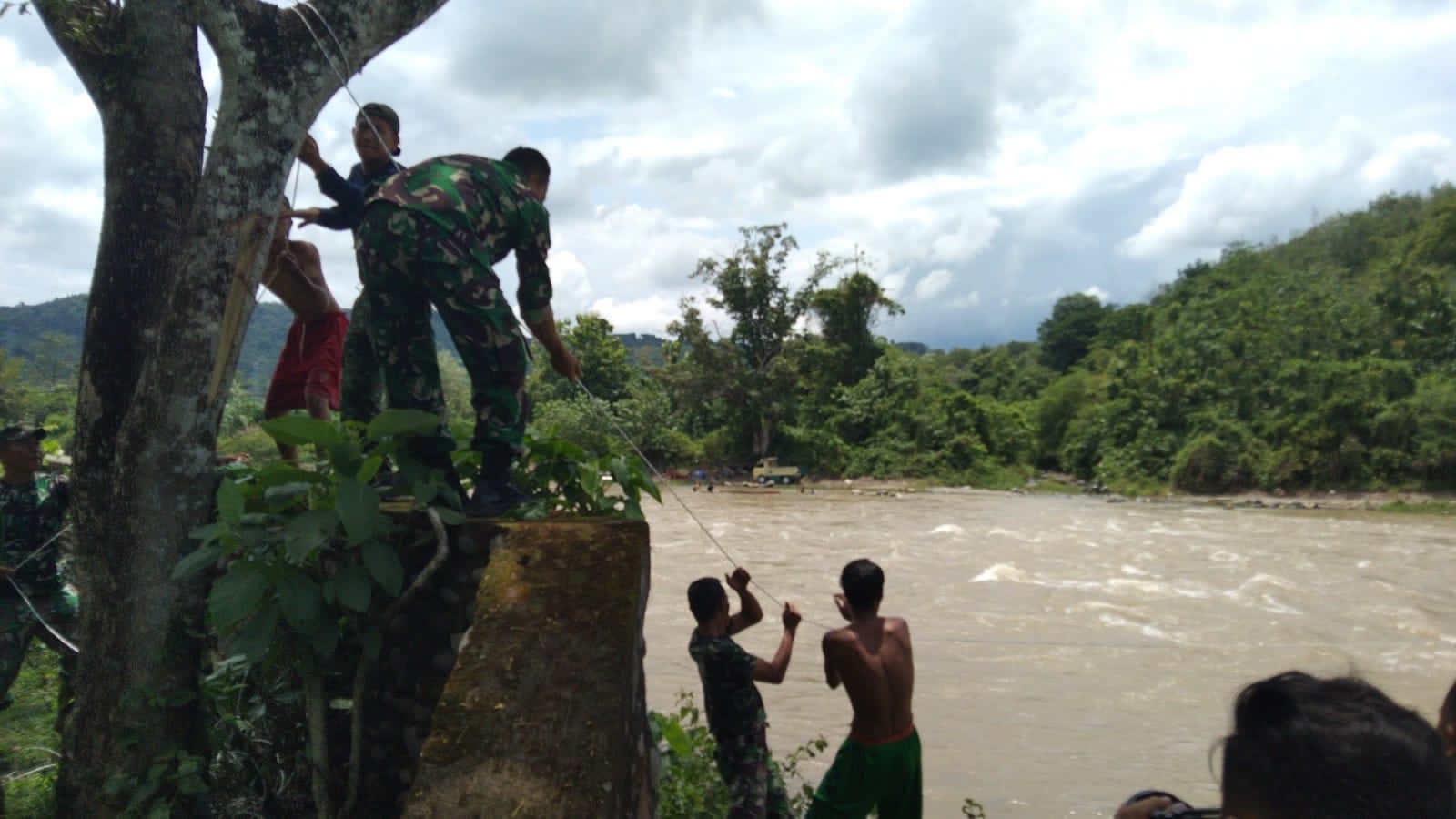 TNI dan Warga Saling Bekerjasama Tarik Tali Lawan Arus Sungai Lematang