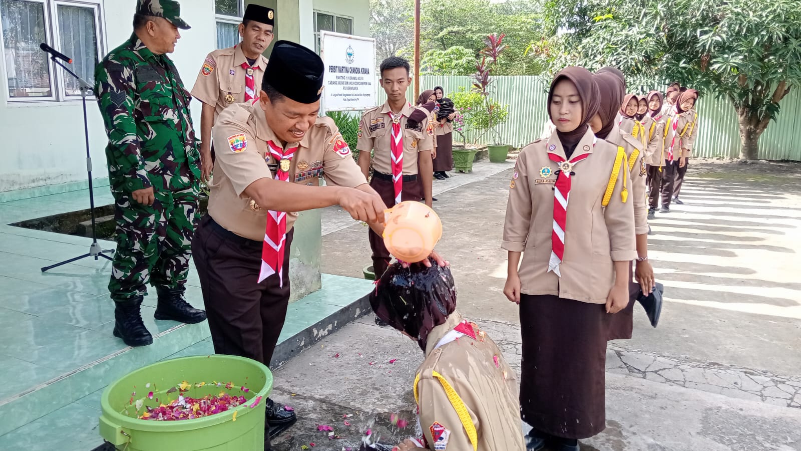Danramil 402-10 Kayuagung Lantik 59 Anggota Baru Pramuka Saka Wira Kartika