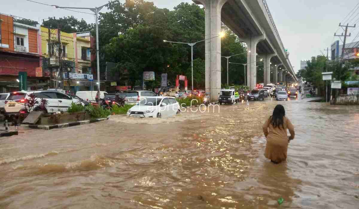 Nekat Tembus Banjir di Jalanan Palembang, Puluhan Motor dan Mobil Mati Mesin