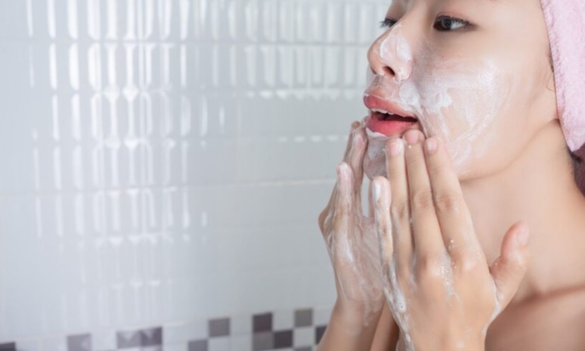 6 Cara Cuci Muka yang Benar, Nomor 5 Jangan Pakai Benda Ini Ya