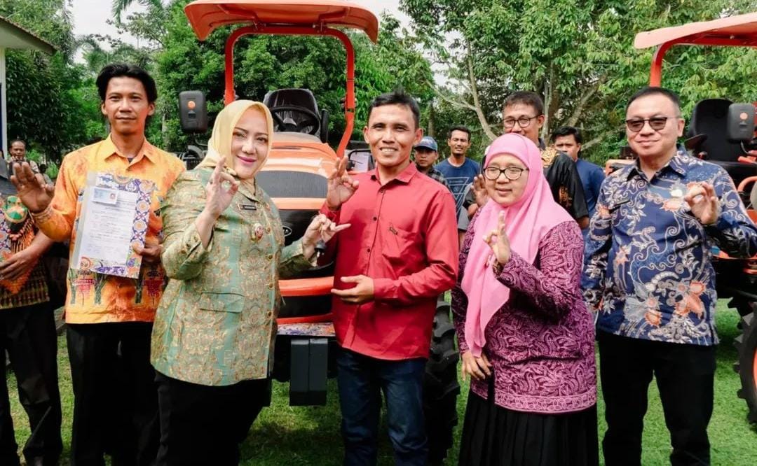 Bupati Musi Rawas Hj Ratna Machmud Menyerahkan Bantuan Alat dan Mesin Pertanian