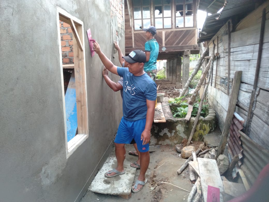 Personel TMMD Bahu Membahu Selesaikan Plester Dinding Rumah Nenek Ratna