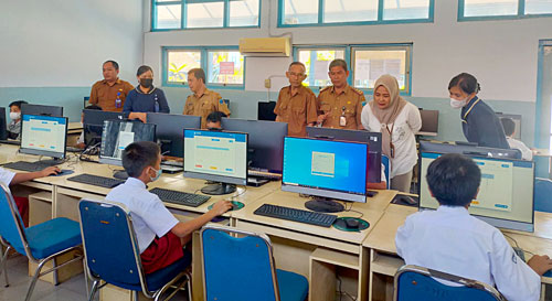 Miris, Siswa SDN 07 Padang Muara Dua Harus Cari Sinyal Untuk Pesiapan Ujian ANBK