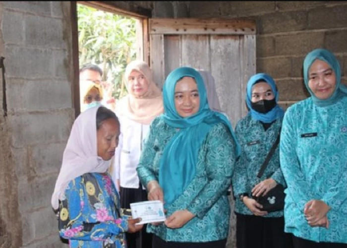 TERHARU! Niah Bahagia Saat Adiknya yang menderita ODGJ dibuatkan KIS dari Pj Ketua PKK Palembang 