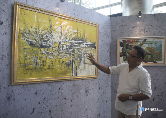 Seniman Palembang ini Pamer 30 Karya Lukisnya di Aula Bank SumselBabel, dari Seluang Mudik hingga Antu Banyu
