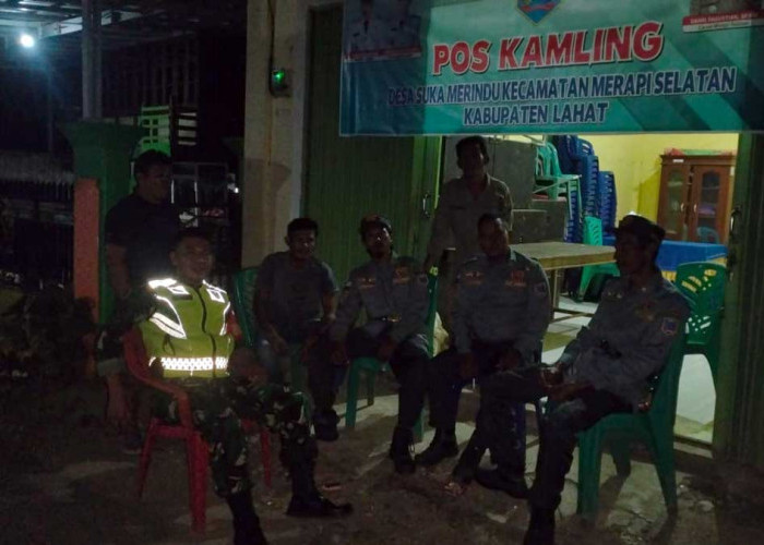 Kompak! Babinsa Koramil 405-02 Merapi dan Warga Berkolaborasi di Pos Satkamling