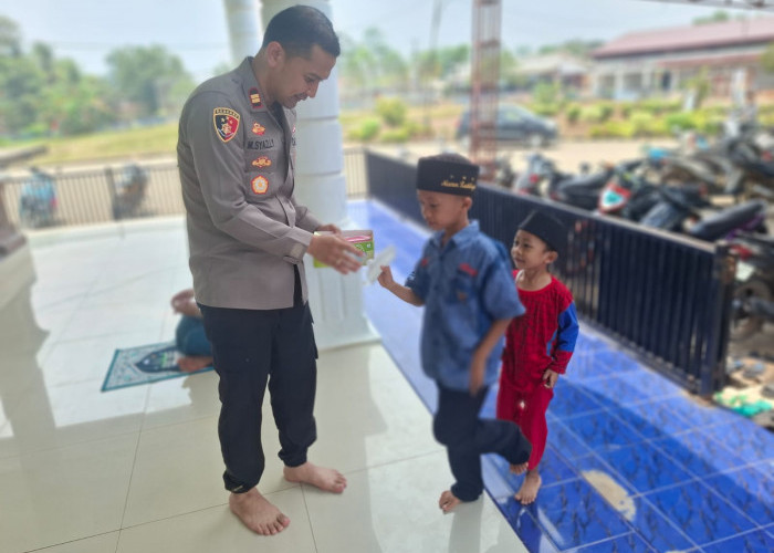 Peduli Kesehatan, Kapolsek Plakat Tinggi Bagikan Masker kepada Anak-Anak TK
