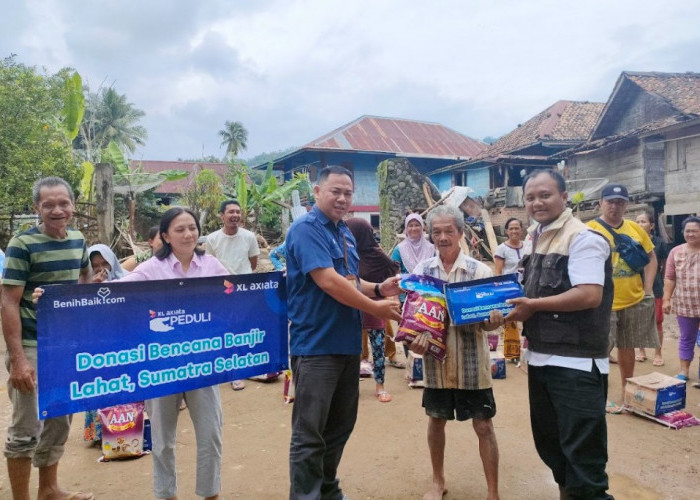 XL Axiata Serahkan Bantuan Korban Banjir Lahat dan Lampung Barat, Pastikan Jaringan Aman