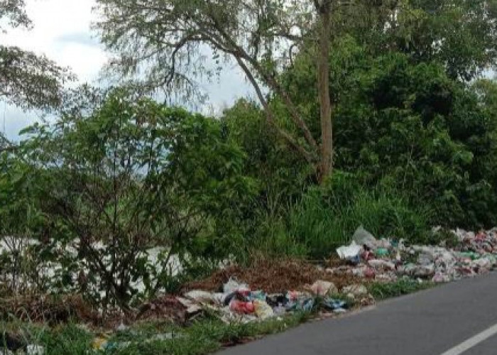 Miris, Sampah Menggunung di Pinggir Sungai Komering OKU Selatan 