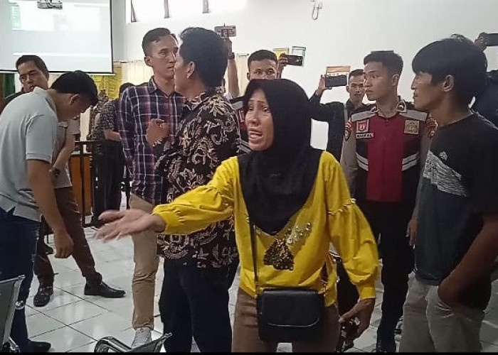 Tidak Puas Dengan Putusan Guru Honorer Sularno, Keluarga Korban Ngamuk Di PN Lubuklinggau