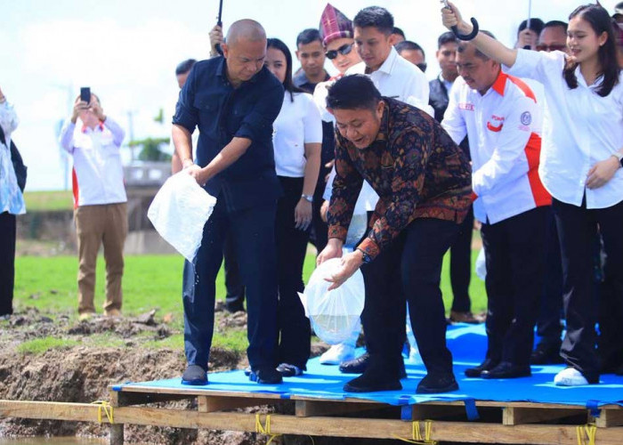 Aksi Nyentrik Gubernur Herman Deru Ajak Bos Intelijen Kejagung Nyebur Rawa Nikmati Tradisi Melebung