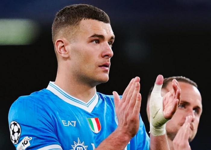 Napoli Memilih Mempertahankan Pemain Cedera, Menolak Mencari Pengganti Bek Tengah