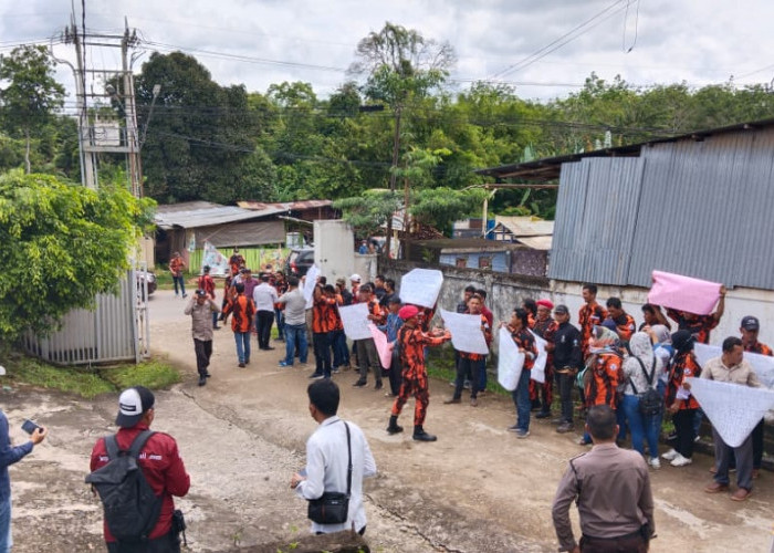 Listrik Padam 3 Hari, Ratusan Anggota Ormas Demo ke PLN Pendopo, Sampaikan Aspirasi Hingga Minta Kompensasi