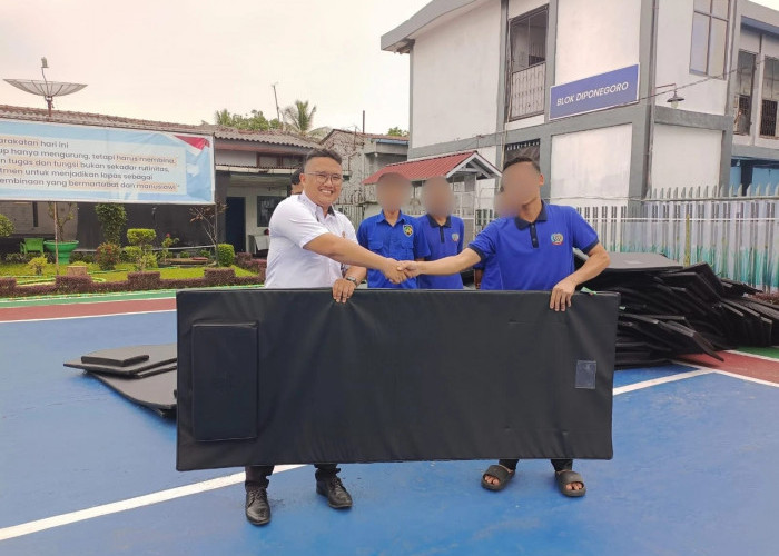 Lapas Lubuk Linggau Penuhi Hak Dasar Warga Binaan dengan Membagikan Matras dan Alat Makan