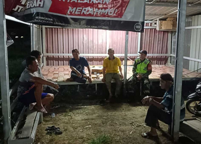 Ngobrol Santai di Pos Kamling, Cara Babinsa Pulau Pinang Jaga Malam Warga Lahat