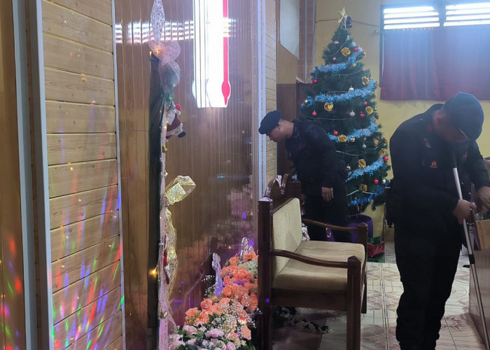 Polres Lubuklinggau dan Sat Brimob Polda Sumsel Batalyon B Pelopor Pastikan Gereja dan Tempat Umum Steril