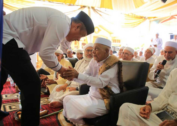 Banjir Air Mata Doa, Wagub Cik Ujang Hadiri Haul KH Ali Umar Thoyib di Sungai Buah