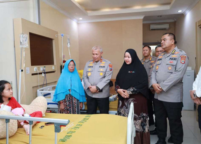 Bertemu Saat Banjir Rob Sei Tabuk, Kapolda Kalsel Berikan Bantuan Biaya Pengobatan Anak Yatim Piatu