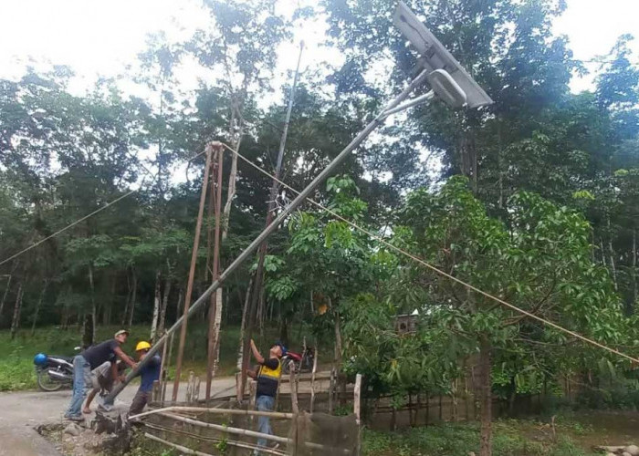Dulu Gelap Gulita, Kini Warga Desa Ulak Lebar Lahat Tak Lagi Takut Keluar Malam