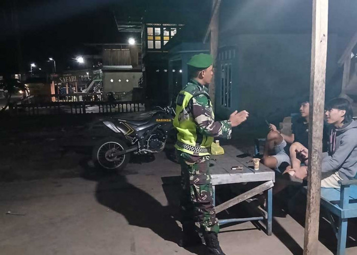 TNI Siaga Malam! Babinsa Koramil Muara Pinang Sisir Desa Binaan Demi Keamanan Warga