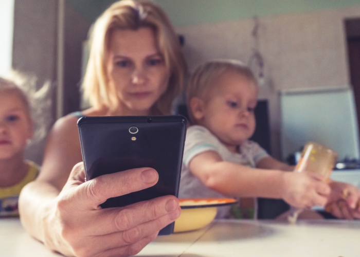 Orangtua Wajib Tahu! Ini 6 Cara Ampuh Mengatasi Kecanduan Gadget pada Anak, Ajak Aktivitas Lain 