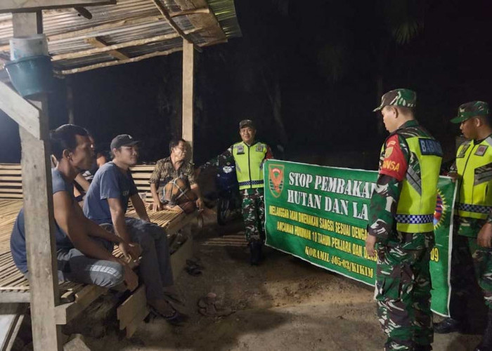 2 Anggota Babinsa Koramil 405-03 Kikim Turun Langsung Sosialisasi Larangan Karhutla di Bungamas 
