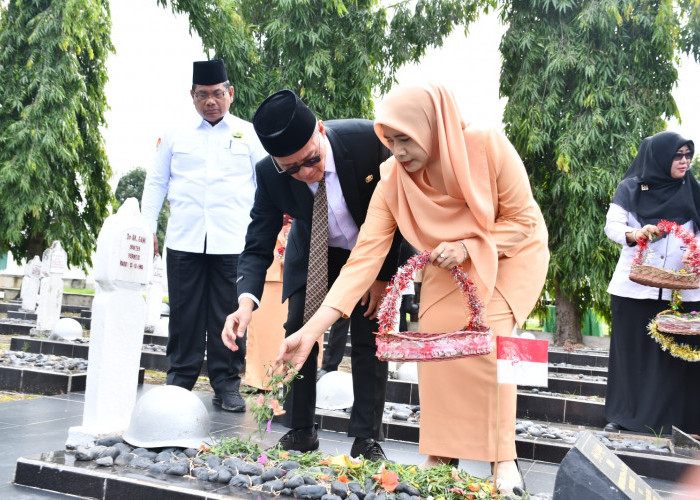 Pimpin Ziarah Makam Pahlawan, Kakanwil Berharap ASN Kemenag Belajar Dedikasi dan Semangat Juang Pahlawan