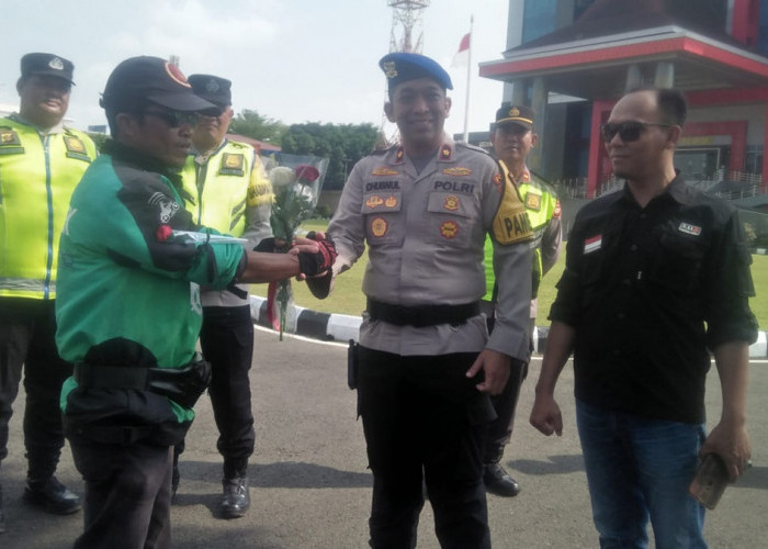 Ojol Palembang Pilih Tebar Mawar daripada Demo, Dapat Apresiasi Polda Sumsel