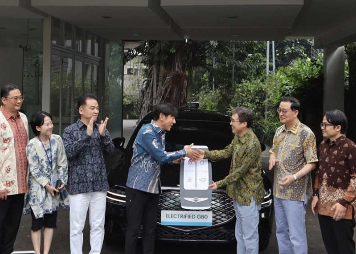 Berkah Latih Timnas Indonesia, Shin Tae-Yong Dapat Mobil Mewah Genesis Electrified G80 dari Hyundai Indonesia