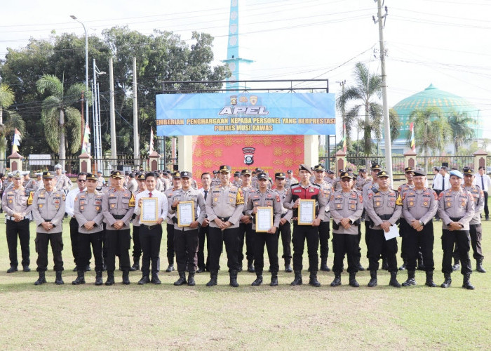 Kapolres Musi Rawas Anugerahkan Piagam Penghargaan Empat Personel Berprestasi