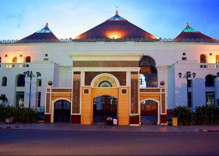 Masjid Agung SMB Jayo Wikramo Palembang Bersiap-Siap Laksanakan Salat Idul Fitri 1445 Hijriah