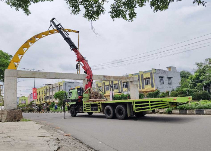 Tanggung Jawab Penuh! Perusahaan Penabrak Gapura Prabumulih Mulai Pasang Konstruksi Besi