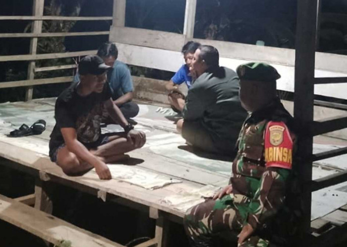Bahu Membahu Jaga Kampung, Aksi Nyata Babinsa Koramil 405-12 Lahat Bareng Petugas Ronda Malam