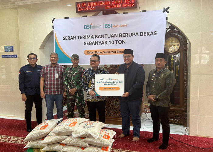 10 Ton Beras Bantuan BSI Maslahat Disalurkan ke Korban Bencana Banjir Bandang di Lima Nagari