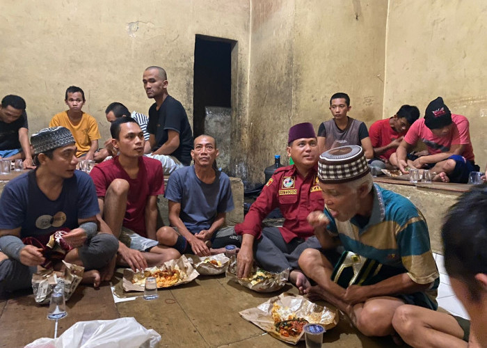 Makan Bersama Tahanan, Kasat Narkoba Polres Pagaralam Ajak Untuk Rajin Beribadah