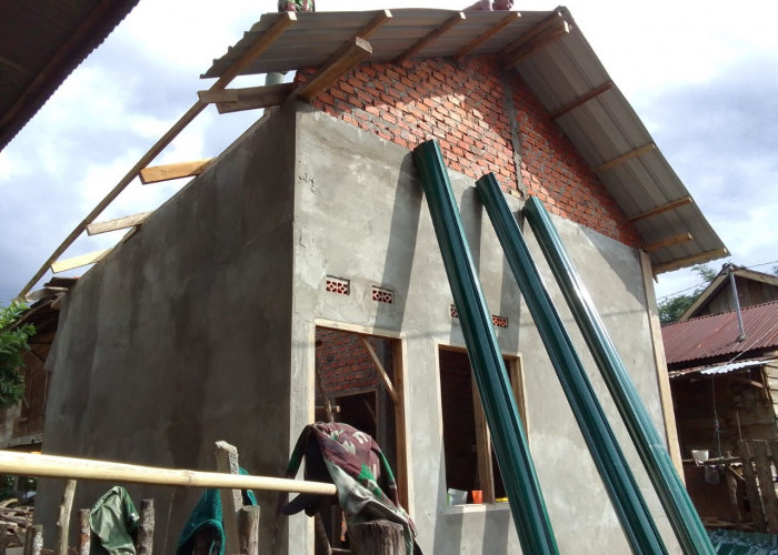 Personel TMMD ke 115 Mulai Pasang Atap Rumah Nenek Ratna