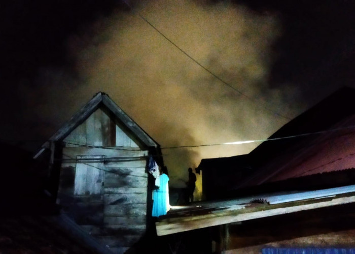 Rumah Panggung di Lorong Sukadamai I Ludes Terbakar 