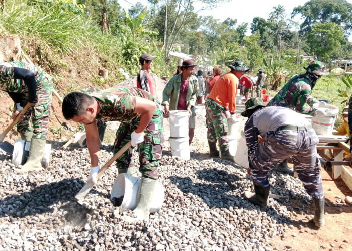 Sepatu Bot Berdebu Jadi Saksi Bisu Perjuangan TNI AD-AL Bangun Desa Cukil di TMMD 129