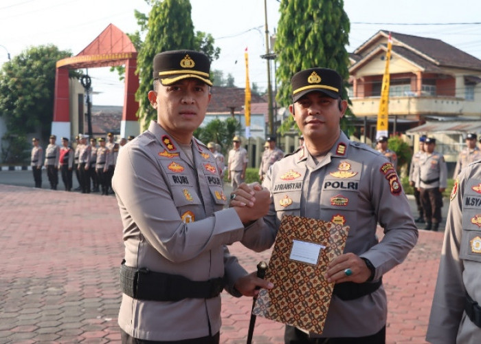 Jelang Akhir Jabatan Kapolres Muba, AKBP Ruri Prastowo Beri Penghargaan 64 Personel