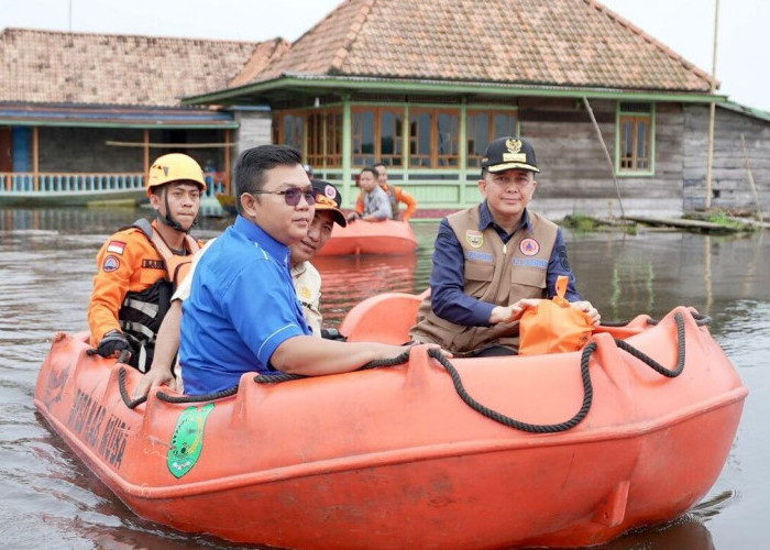 Gunakan Perahu Karet, Pj Gubernur Agus Fatoni Tinjau Lokasi Banjir di Muba, Berikan Bantuan Langsung