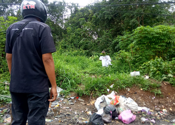 Ada Sosok Penunggu di TPS Desa Manggul, Warga Masih Buang Sampah Sembarangan. Ini Penampakannya.