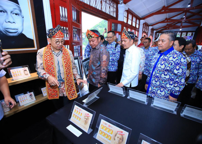 Fadli Zon Minta Perangko Tetap Dilestarikan Sebagai Bagian Warisan Budaya Nasional