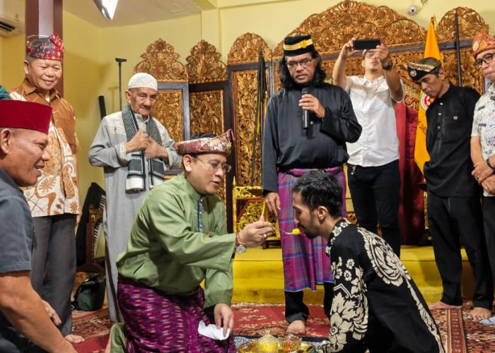 DUGARAN GEMPAR! Komika Ali Alkaf Kena Tepung Tawar Adat Palembang Usai Cempalo Mulut, Damai Spektakuler!