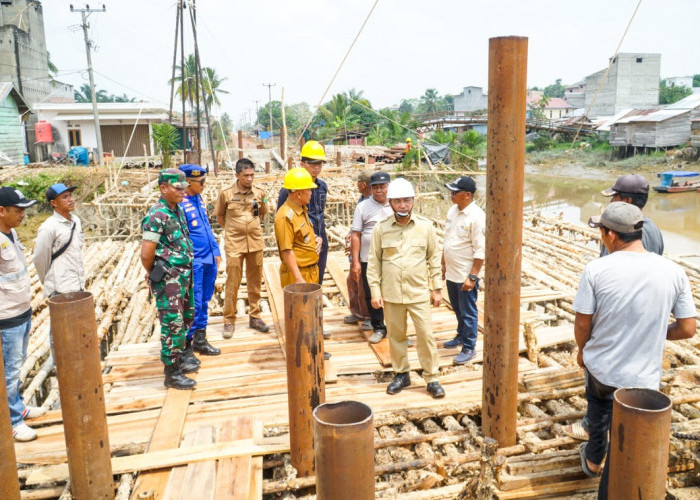 Usai Bermalam, Pj Bupati Muba Tinjau Pembangunan Jembatan dan Perbaikan Jalan di Kecamatan Lalan