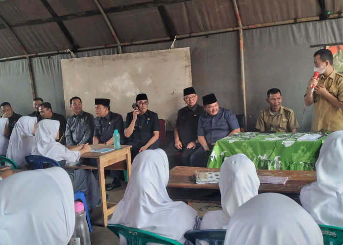 Bupati PALI Bantu Perbaiki Gedung SMA Negeri 1 Talang Ubi