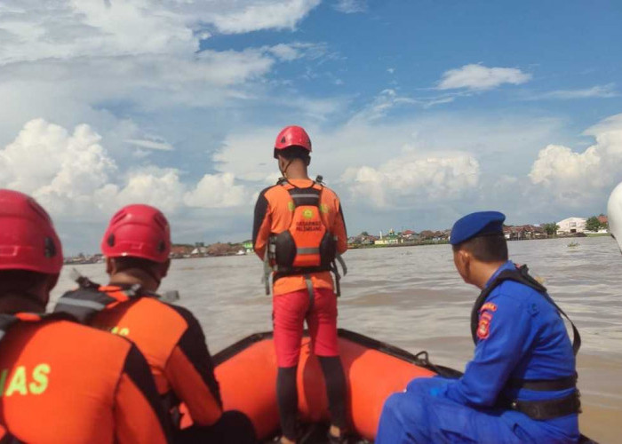 Aksi Cepat Tim Rescue Basarnas Sumsel Cari Remaja Tenggelam di Sungai Musi