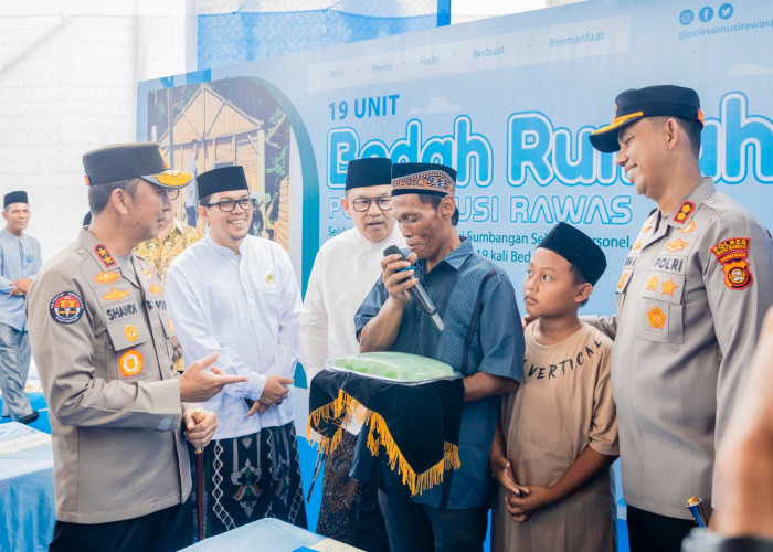 Kapolda Sumsel Terima Hadiah Gethuk Buatan Warga Korban Kebakaran